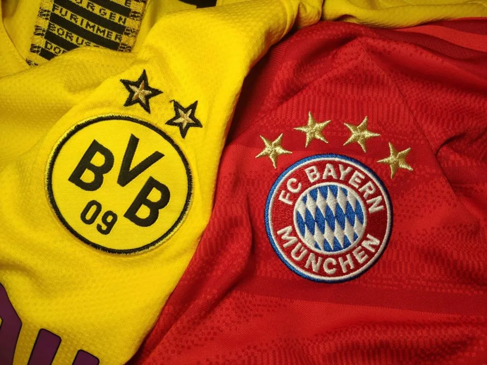 Fan-Schals der deutschen Klub WM Teilnehmer Borussia Dortmund und Bayern München