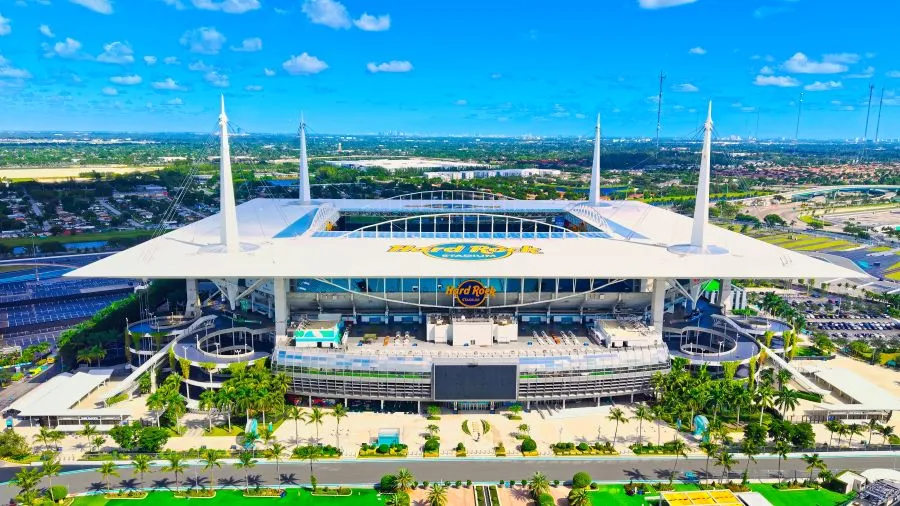 Frontalfoto des Hard Rock Stadiums in Miami aus der Luft