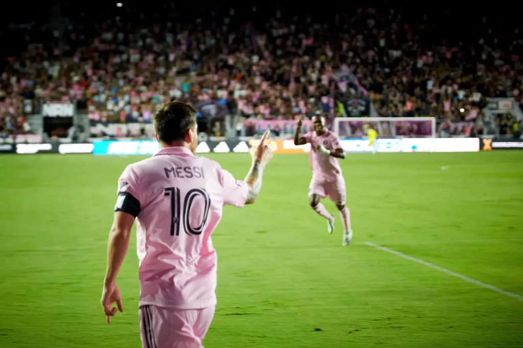 Lionel Messi von Inter Miami jubelt einem Teamkameraden zu