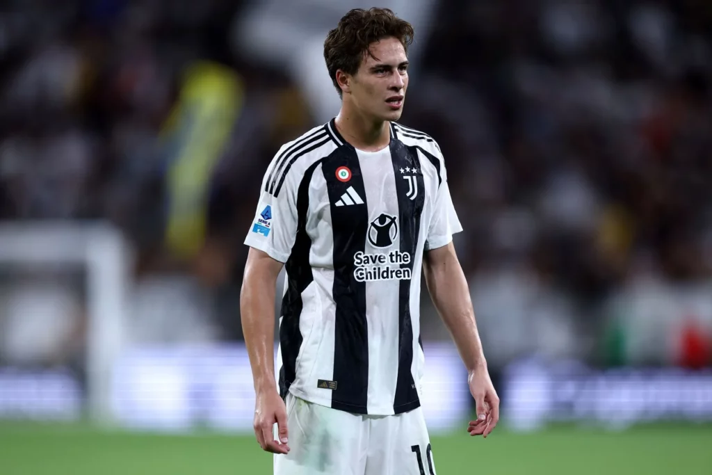 Kenan Yildiz im Trikot von Juventus Turin auf dem Spielfeld