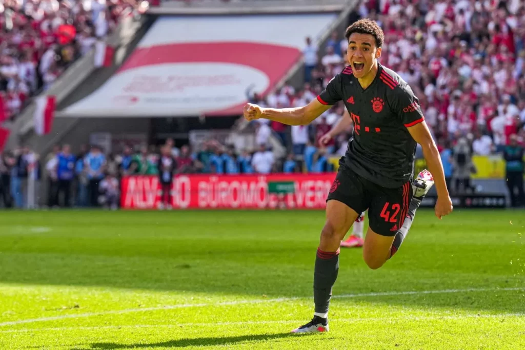 Foto vom jubelnden Jamal Musiala vom FC Bayern München auf dem Spielfeld