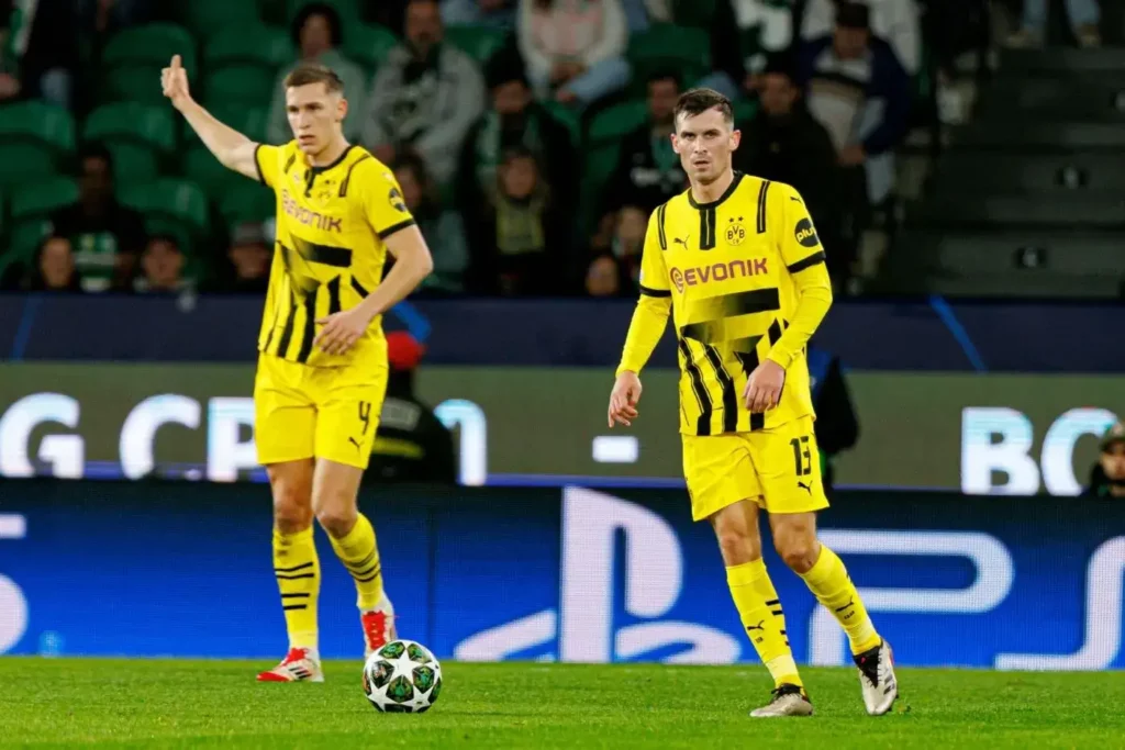 Pascal Groß und Nico Schlotterbeck auf dem Spielfeld