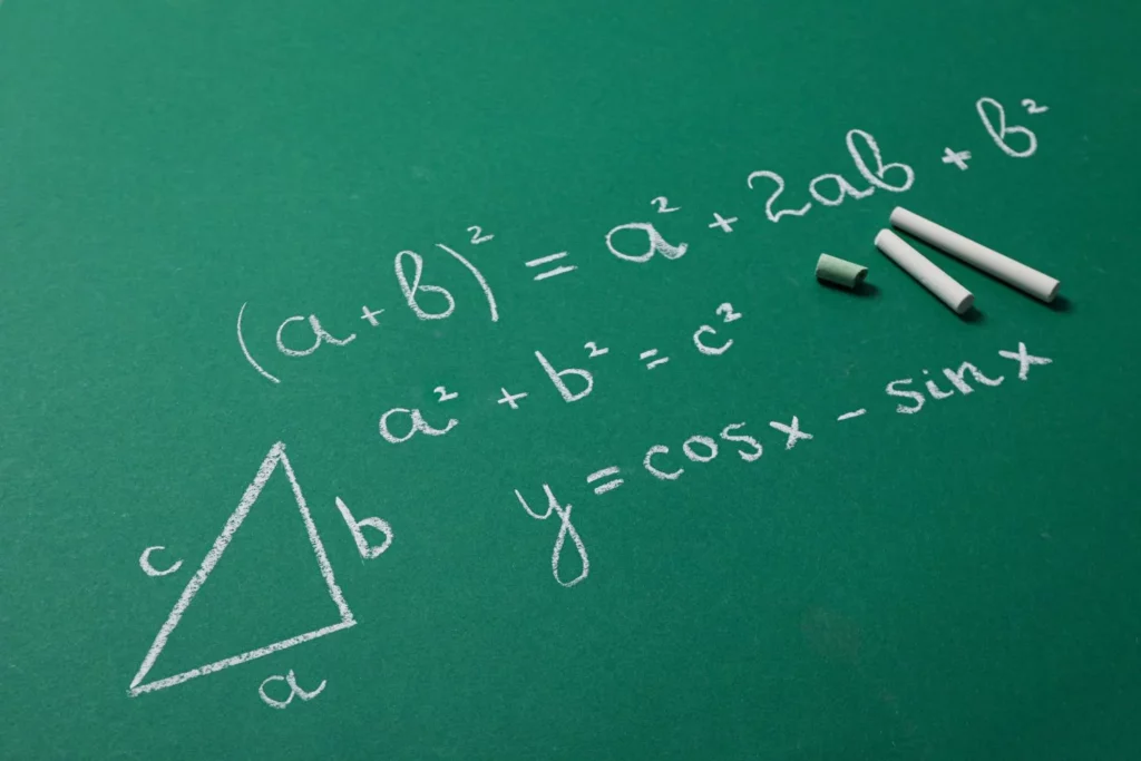 Foto von einer grünen Tafel mit Mathe-Formeln in Kreideschrift