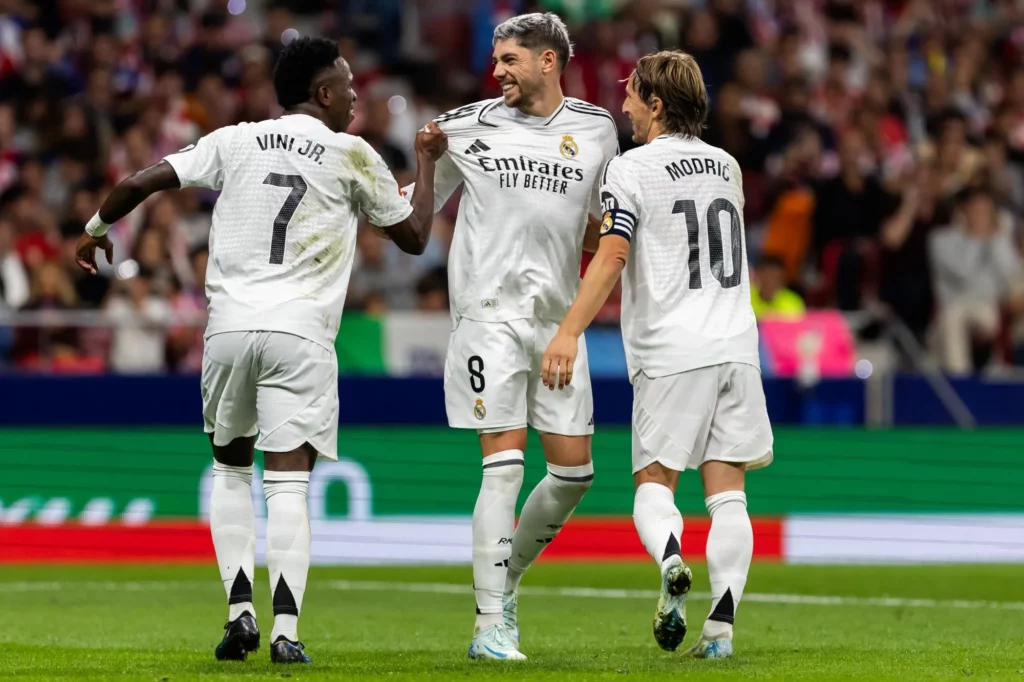 Foto von Vinicius Junior, Fede Valverde und Luka Modric auf dem Spielfeld