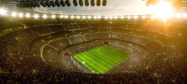 Foto eines Stadions aus der Vogelperspektive bei Sonnenuntergang