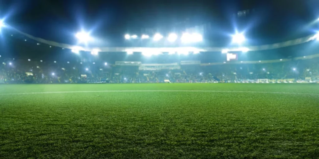 Foto von Stadionrasen mit grellem Scheinwerferlicht von oben