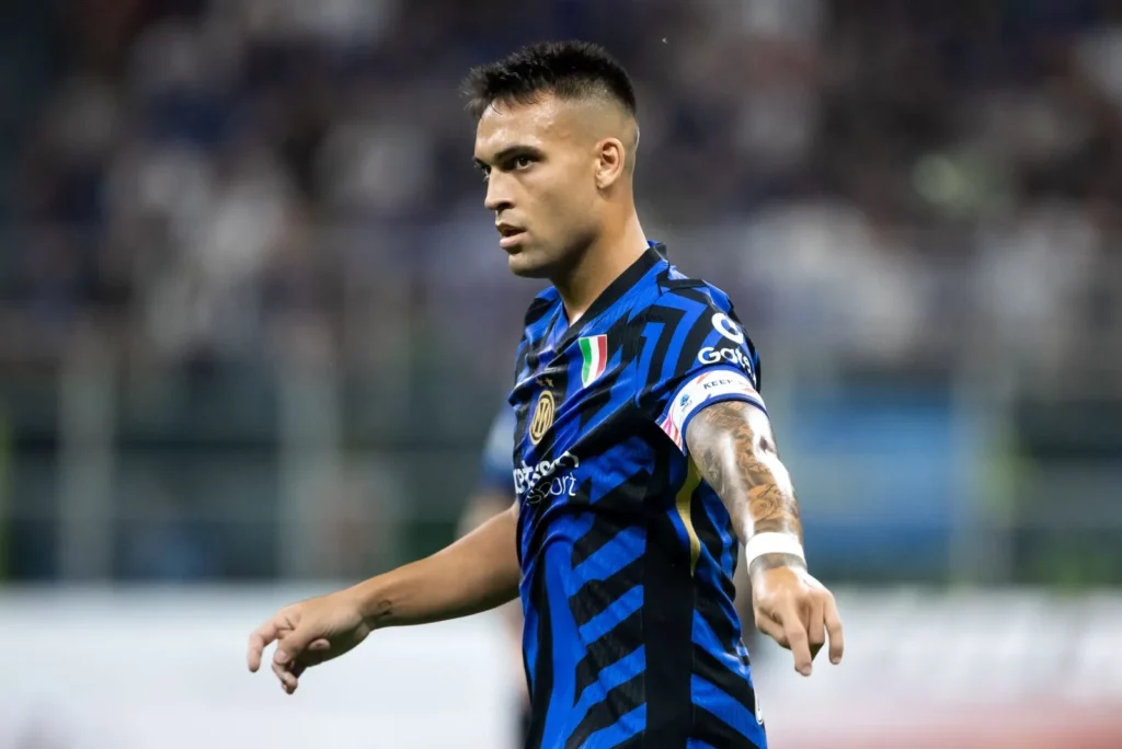 Lautaro Martínez von Inter Mailand gibt ein Handzeichen