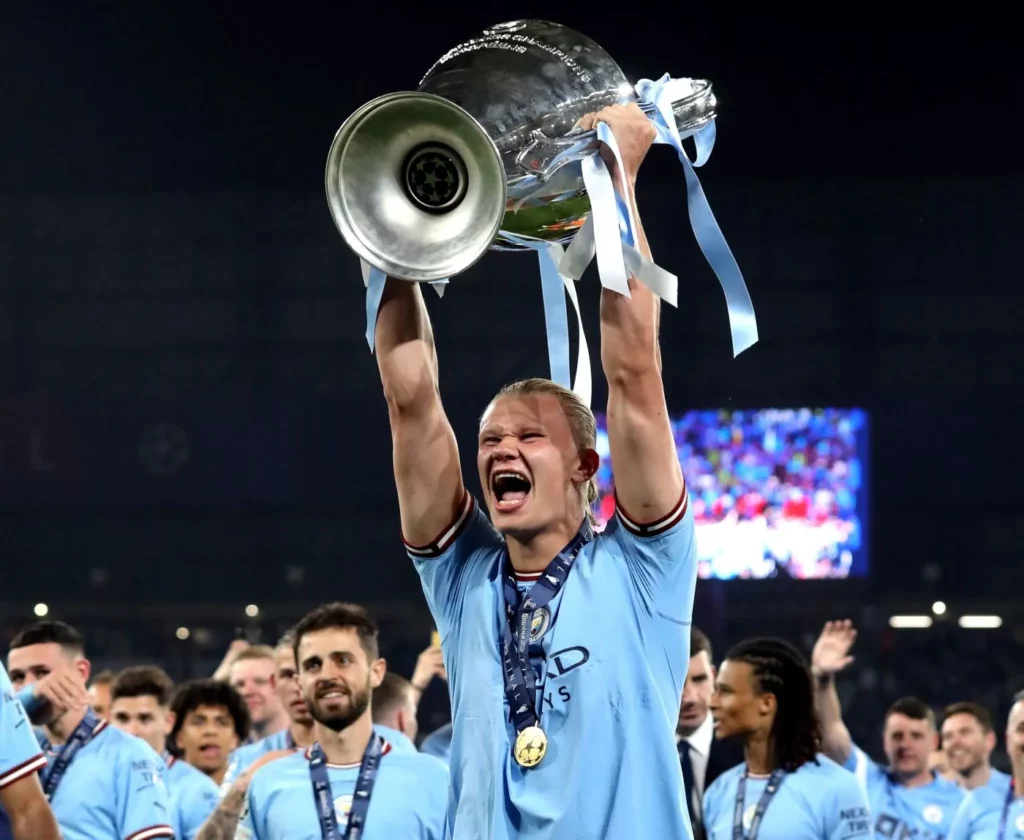 Erling Haaland von Manchester City stemmt die Champions League Trophäe in die Höhe