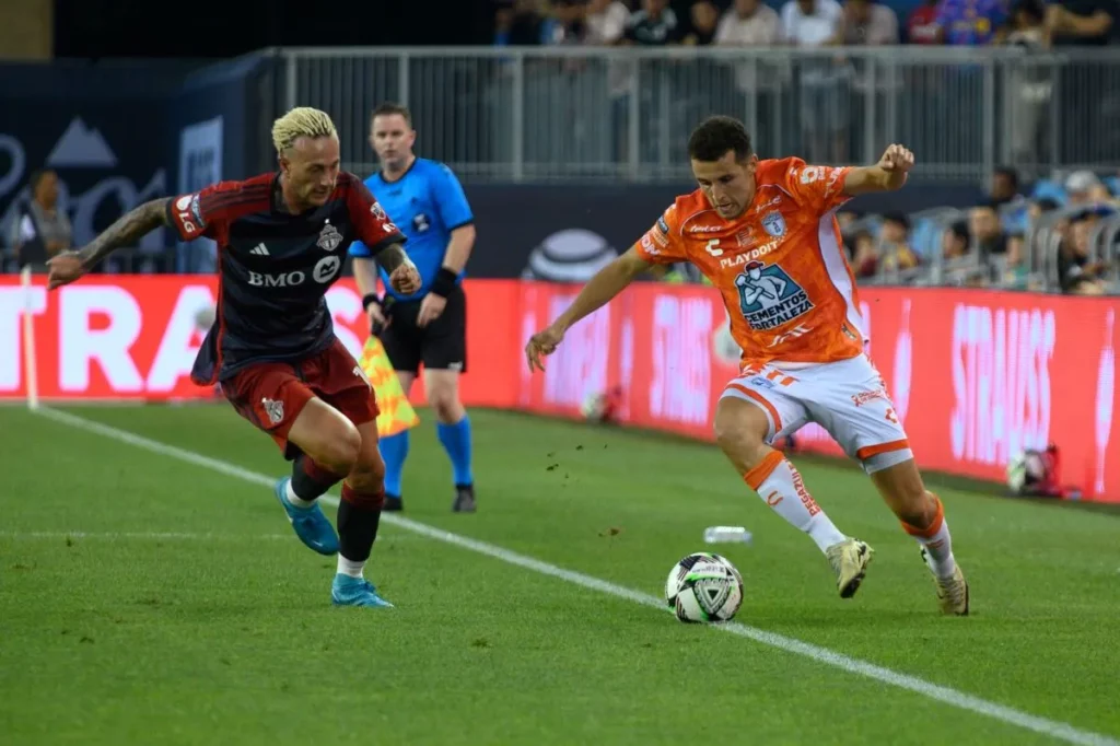 Oussama Idrissi vom Fußballverein Pachuca führt den Ball in einem Fußballspiel