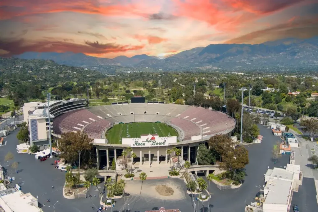 Foto des traditionellen Rose Bowl Stadiums bei wundervollem Sonnenuntergang