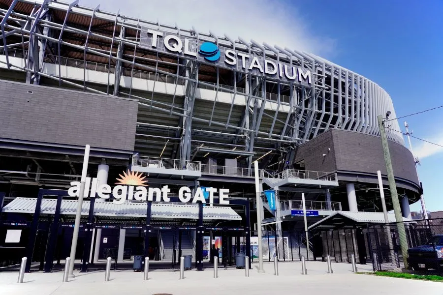 Frontalfoto des TQL Stadiums
