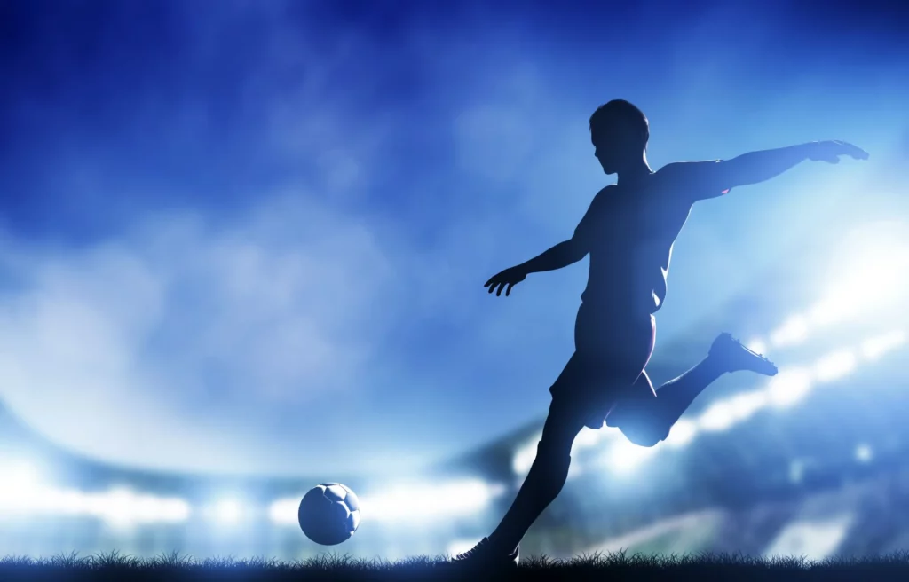 Spieler schießt einen Fußball durchs Stadion