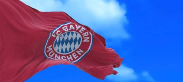 Fahne mit dem Logo des FC Bayern München von der Klub WM weht im Wind