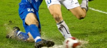 Spieler grätscht als Symbolbild für die Klub WM Fairplay Wertung einen anderen Spieler um