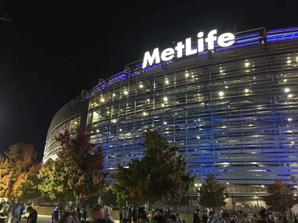 Vordereingang des MetLife Stadiums fürs Klub WM Finale beleuchtet und bei Nacht