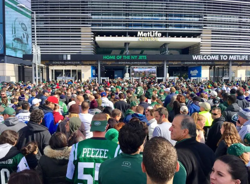 Menschenmenge sammelt sich vor dem MetLife Stadium