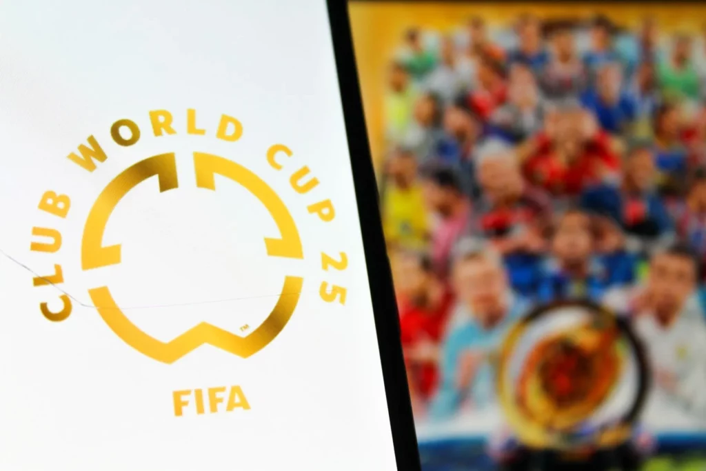 Logo der Klub WM und dahinter ein Foto mit einer Menge an Spielern aus den Klub WM Gruppen