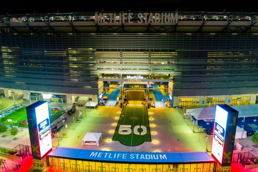 Beleuchteter Eingang zum MetLife Stadium, wo das Klub WM Halbfinale stattfindet