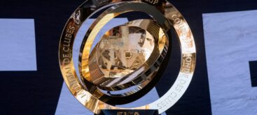 Klub WM 2025 Trophäe bei einem FIFA-Event auf dem Podium