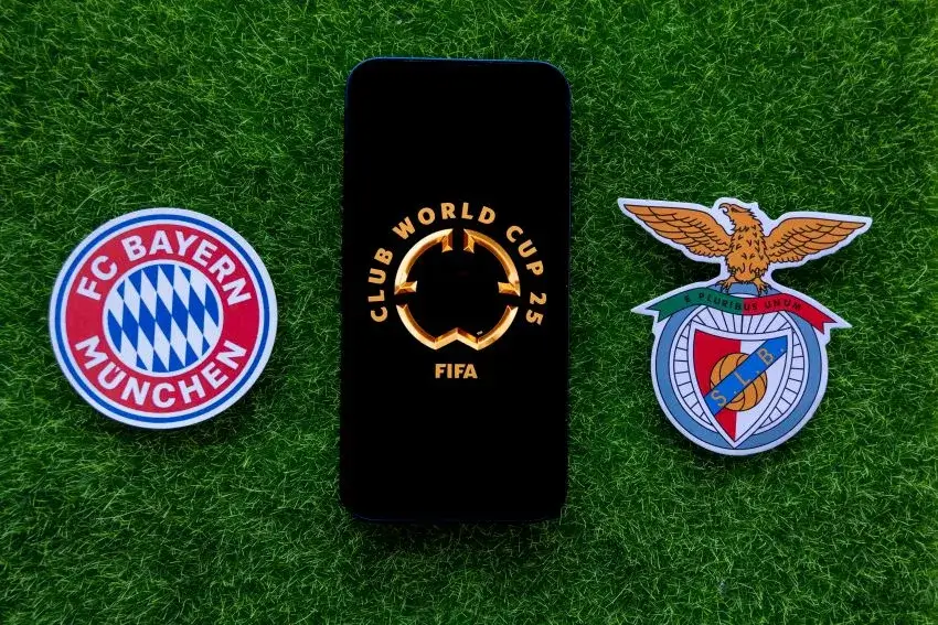 Logos von Bayern München und Benfica Lissabon neben einem Smartphone mit der Aufschrift "Club World Cup"