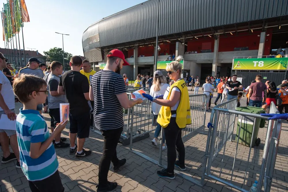 Ticket-Kontrolle vor dem Stadion