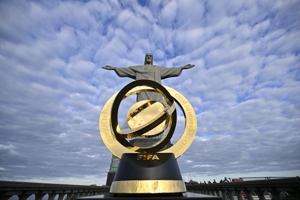 Klub WM Pokal zu den Füßen der Jesus-Statue in Rio de Janeiro