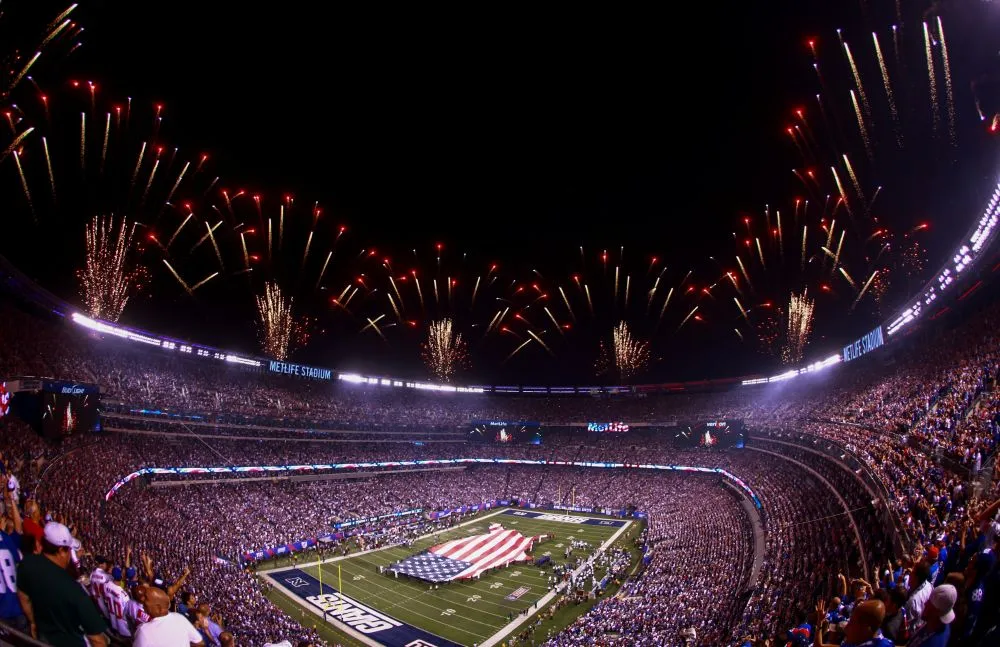 Feuerwerk rund ums bei Nacht beläuchtete und voll ausverkaufte MetLife Stadium