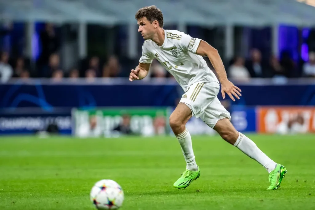 Thomas Müller vom FC Bayern München läuft mit dem Ball am Fuß