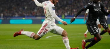 Rayan Cherki als einer der Zugänge von Manchester City im Transferfenster Klub WM setzt zur Flanke an