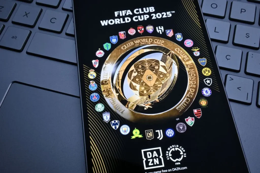 Smartphone mit DAZN-Logo, Klub-WM-Logo und Vereinswappen der Vereine als Zeichen für Klub WM Einschaltquoten