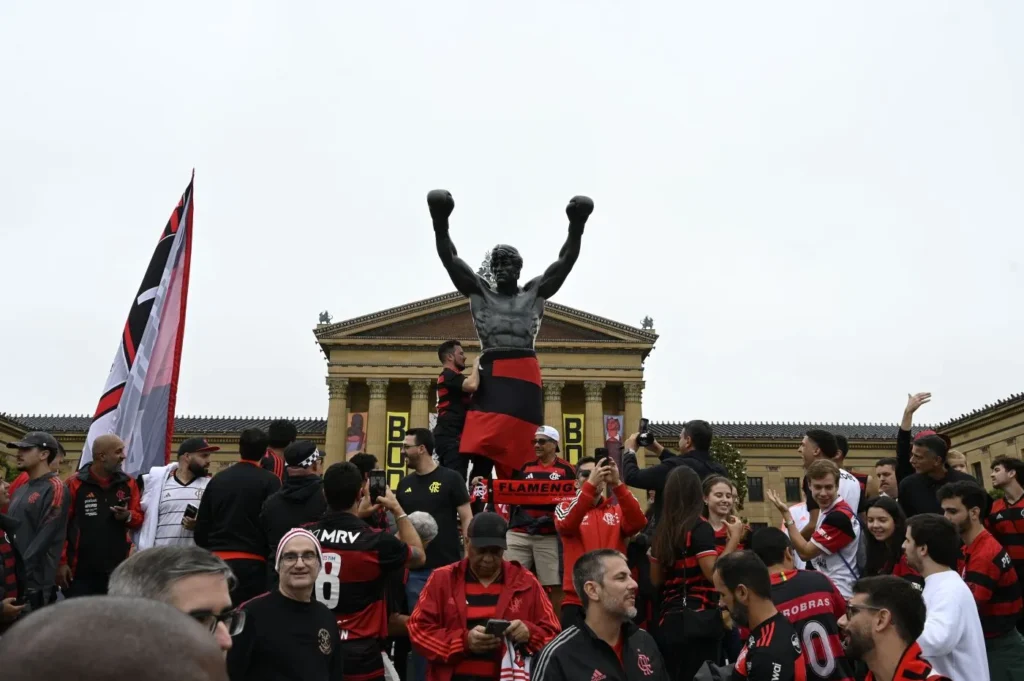Fans von Flamengo aus Brasilien vor einer Statue in Philadelphia bei der Klub WM 2025