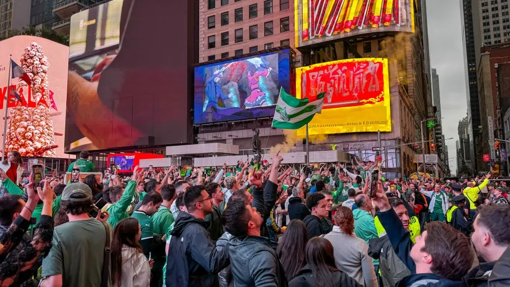 Riesige Menge von brasilianischen Fans versammelt sich zur Klub WM am New Yorker Square Garden