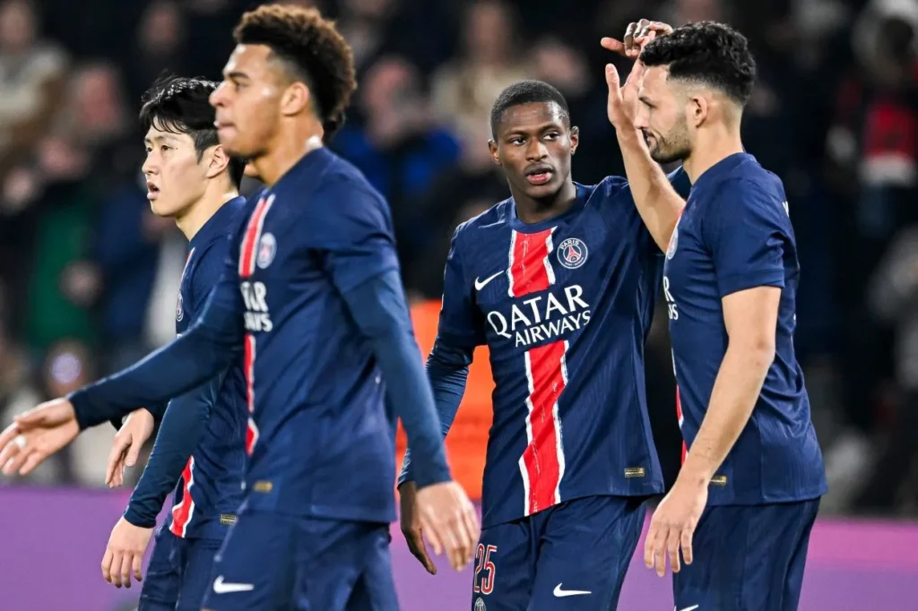Spieler von Paris St.-Germain, einem bereits feststehenden Teilnehmer der Klub WM 2029, klatschen sich auf dem Fußballfeld ab