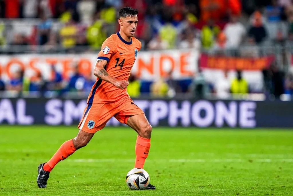 Tijjani Reijnders, hier im niederländischen Trikot, wurde im Klub WM Transferfenster zu Manchester City transferiert